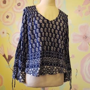 🎯 Peasant blouse, featuring floral print ruffles